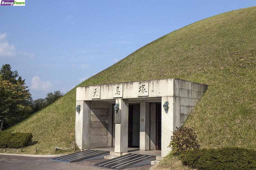 庆州-大陵苑-Gyeongju-Daereungwon-Tombs.jpg